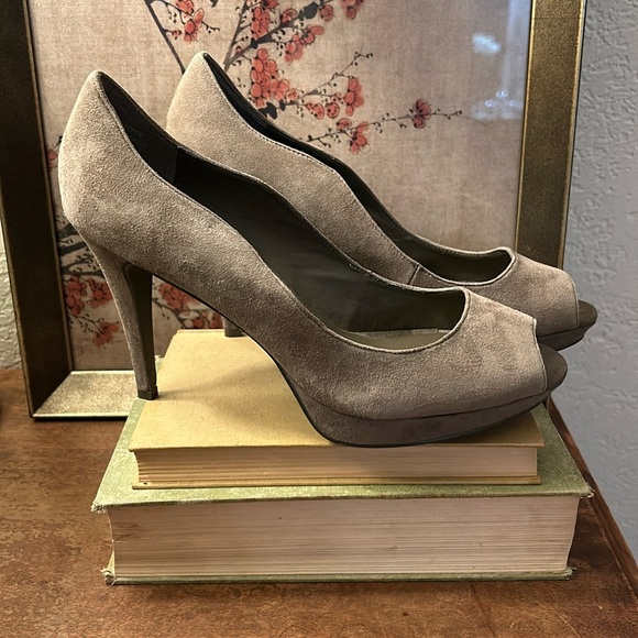 Kelsi Dagger Anthropologie suede Peeptoe platform heels, size 8 - Picture 3 of 11